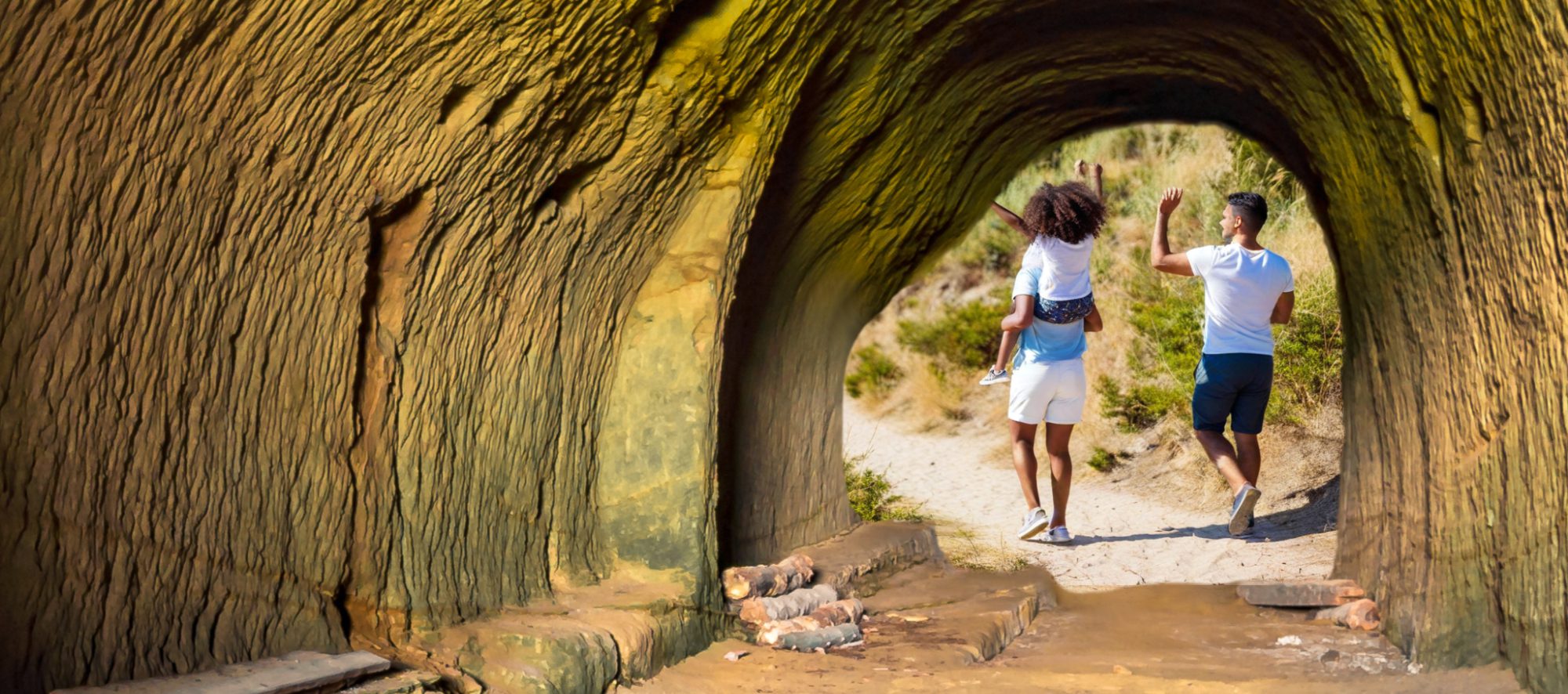 Web Cropped Tunnel with young couple 2 Depositphotos 608873398 ds